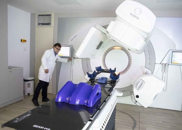 An image showinga doctor with a radiation machine
